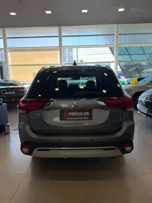 MITSUBISHI-OUTLANDER-2021