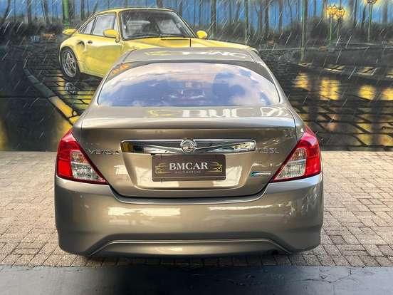 NISSAN-VERSA-2018
