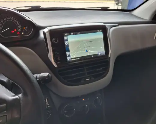 PEUGEOT-208-2015
