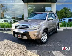 TOYOTA HILUX 3.0 SRV 4X4 CD 7 LUGARES 16V TURBO INTERCOOLER DIESEL 4P AUTOMÁTICO TOYOTA HILUX 3.0 SRV 4X4 CD 7 LUGARES 16V TURBO INTERCOOLER DIESEL 4P AUTOMÁTICO