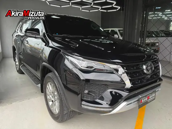 TOYOTA HILUX SW4 2.8 D-4D TURBO DIESEL SRX 7L 4X4 AUTOMÁTICO TOYOTA HILUX SW4 2.8 D-4D TURBO DIESEL SRX 7L 4X4 AUTOMÁTICO