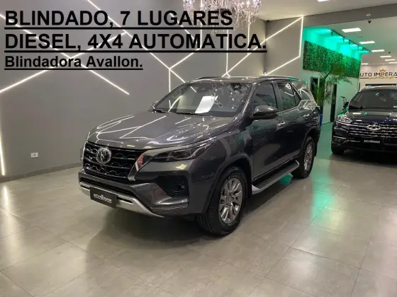 TOYOTA HILUX SW4 2.8 D-4D TURBO DIESEL SRX PLATINUM 7L 4X4 AUTOMÁTICO TOYOTA HILUX SW4 2.8 D-4D TURBO DIESEL SRX PLATINUM 7L 4X4 AUTOMÁTICO