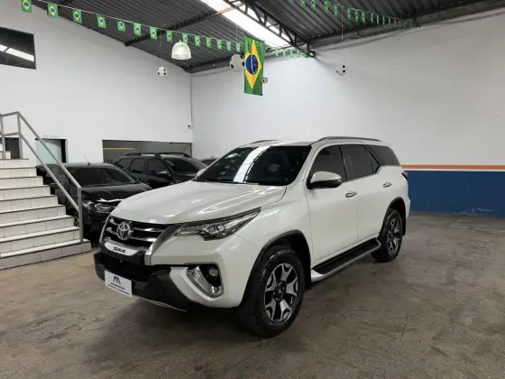 TOYOTA HILUX SW4 2.8 SRX DIAMOND 4X4 7 LUGARES 16V TURBO INTERCOOLER DIESEL 4P AUTOMÁTICO