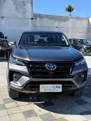 TOYOTA HILUX SW4 2.8 D-4D TURBO DIESEL SRX 4X4 AUTOMÁTICO