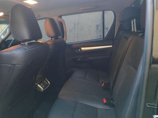 TOYOTA-HILUX-2.8 D-4D TURBO DIESEL CD SRV 4X4 AUTOMÁTICO TOYOTA-HILUX-2023
