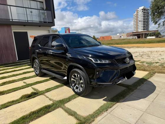 TOYOTA HILUX SW4 2.8 D-4D TURBO DIESEL DIAMOND 7L 4X4 AUTOMÁTICO