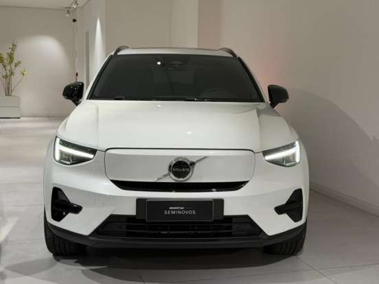 VOLVO-EX40-2025