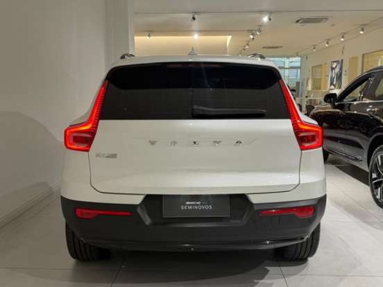 VOLVO-EX40-2025