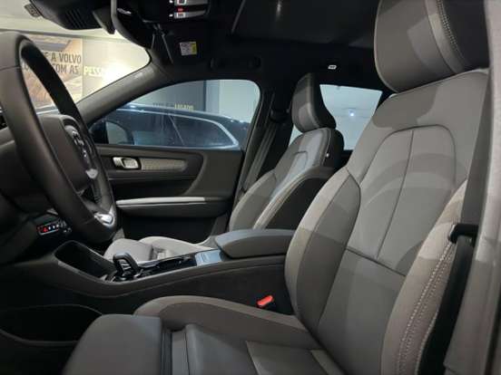 VOLVO-EX40-2025