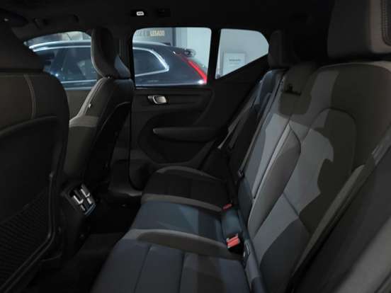 VOLVO-EX40-2025