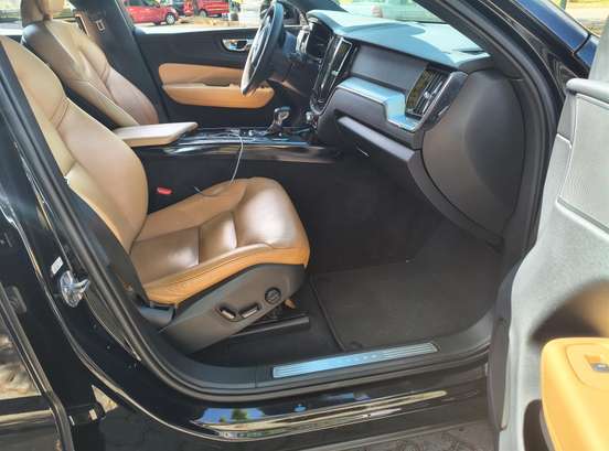 VOLVO-XC60-2018