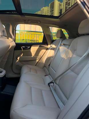 VOLVO-XC60-2023
