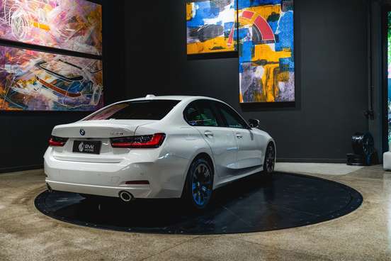 BMW-320i-2023