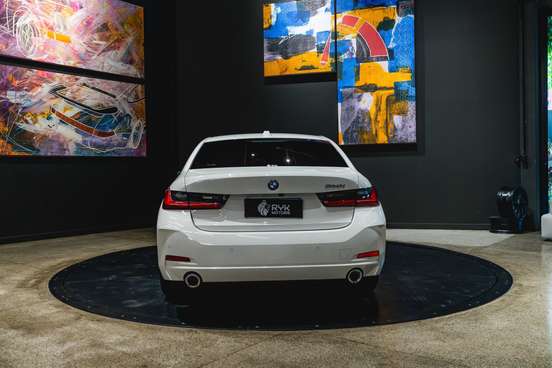 BMW-320i-2023