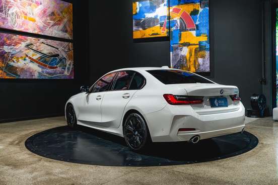 BMW-320i-2023