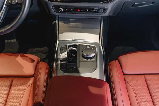 BMW-320i-2023