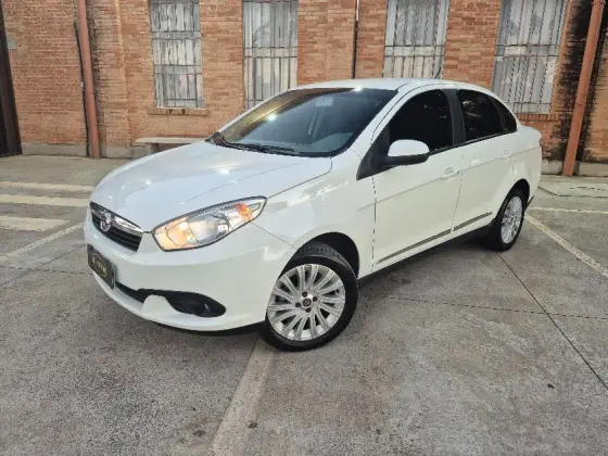 FIAT GRAND SIENA 1.6 MPI ESSENCE 16V FLEX 4P MANUAL FIAT GRAND SIENA 1.6 MPI ESSENCE 16V FLEX 4P MANUAL