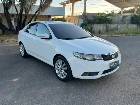 KIA CERATO 1.6 EX3 SEDAN 16V GASOLINA 4P MANUAL KIA CERATO 1.6 EX3 SEDAN 16V GASOLINA 4P MANUAL