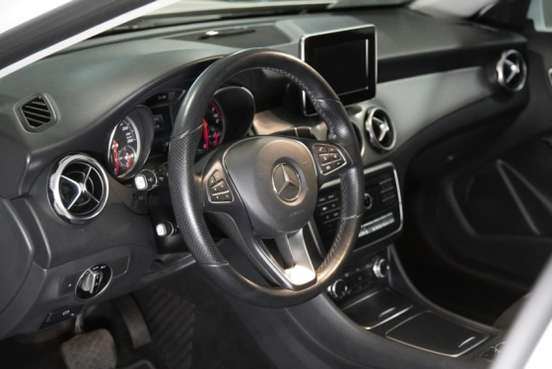 MERCEDES-BENZ-GLA 200-2019