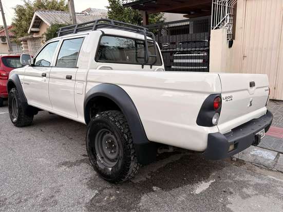 MITSUBISHI-L200-2010