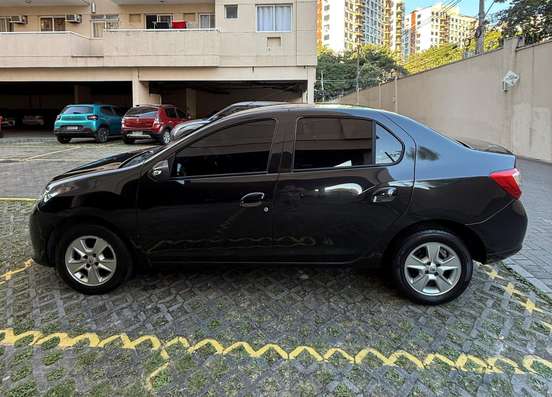 RENAULT-LOGAN-2014