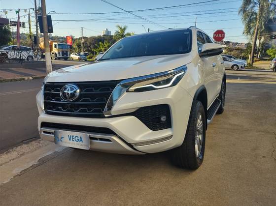 TOYOTA HILUX 2.8 D-4D TURBO DIESEL CD SRX 4X4 AUTOMÁTICO