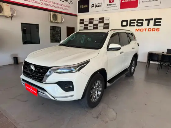TOYOTA HILUX SW4 2.8 D-4D TURBO DIESEL SRX 4X4 AUTOMÁTICO