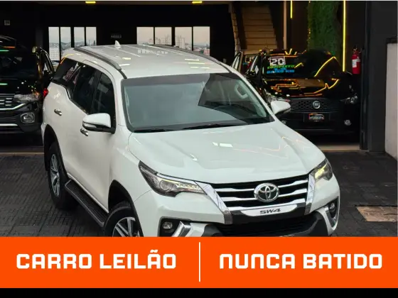 TOYOTA HILUX SW4 2.8 SRX 4X4 16V TURBO INTERCOOLER DIESEL 4P AUTOMÁTICO TOYOTA HILUX SW4 2.8 SRX 4X4 16V TURBO INTERCOOLER DIESEL 4P AUTOMÁTICO