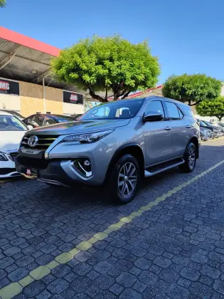 TOYOTA HILUX SW4 2.8 SRX 4X4 7 LUGARES 16V TURBO INTERCOOLER DIESEL 4P AUTOMÁTICO