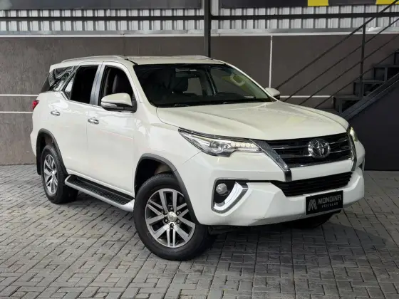 TOYOTA HILUX SW4 2.8 SRX 4X4 7 LUGARES 16V TURBO INTERCOOLER DIESEL 4P AUTOMÁTICO TOYOTA HILUX SW4 2.8 SRX 4X4 7 LUGARES 16V TURBO INTERCOOLER DIESEL 4P AUTOMÁTICO