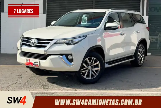 TOYOTA HILUX SW4 2.8 SRX 4X4 7 LUGARES 16V TURBO INTERCOOLER DIESEL 4P AUTOMÁTICO
