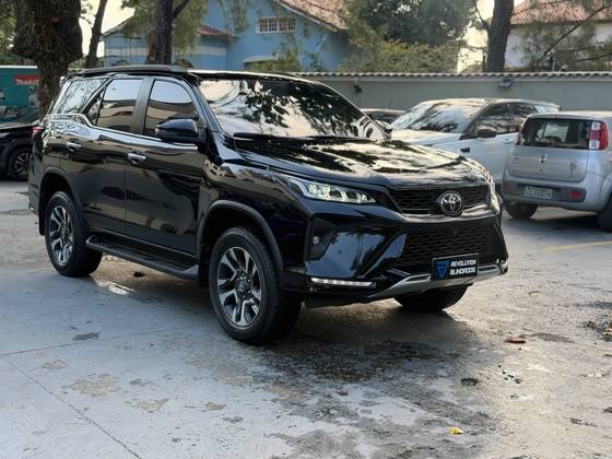 TOYOTA HILUX SW4 2.8 D-4D TURBO DIESEL DIAMOND 7L 4X4 AUTOMÁTICO
