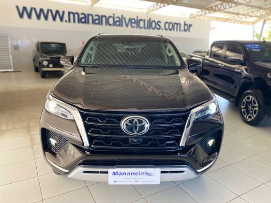 TOYOTA HILUX SW4 2.8 D-4D TURBO DIESEL SRX 7L 4X4 AUTOMÁTICO