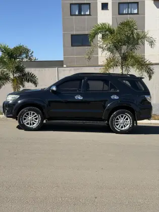 TOYOTA HILUX SW4 3.0 SRV 4X4 16V TURBO INTERCOOLER DIESEL 4P AUTOMÁTICO TOYOTA HILUX SW4 3.0 SRV 4X4 16V TURBO INTERCOOLER DIESEL 4P AUTOMÁTICO