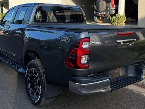 TOYOTA-HILUX-2.8 D-4D TURBO DIESEL CD SRX LIMITED 4X4 AUTOMÁTICO TOYOTA-HILUX-2022