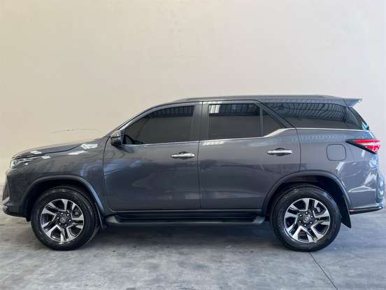 TOYOTA-HILUX SW4-2.8 D-4D TURBO DIESEL SRX PLATINUM 7L 4X4 AUTOMÁTICO TOYOTA-HILUX SW4-2023