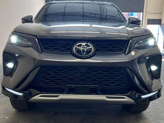 TOYOTA-HILUX SW4-2.8 D-4D TURBO DIESEL SRX PLATINUM 7L 4X4 AUTOMÁTICO TOYOTA-HILUX SW4-2023