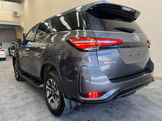 TOYOTA-HILUX SW4-2023