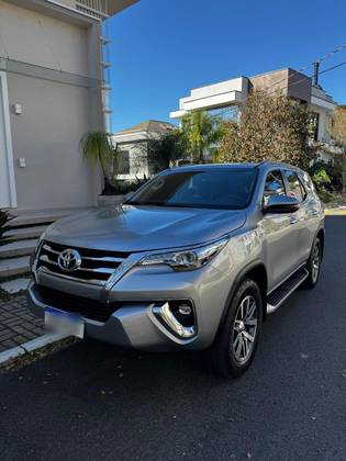 TOYOTA HILUX SW4 2.8 SRX 4X4 7 LUGARES 16V TURBO INTERCOOLER DIESEL 4P AUTOMÁTICO