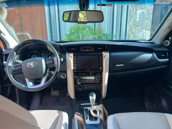 TOYOTA-HILUX SW4-2.8 SRX 4X4 7 LUGARES 16V TURBO INTERCOOLER DIESEL 4P AUTOMÁTICO TOYOTA-HILUX SW4-2019