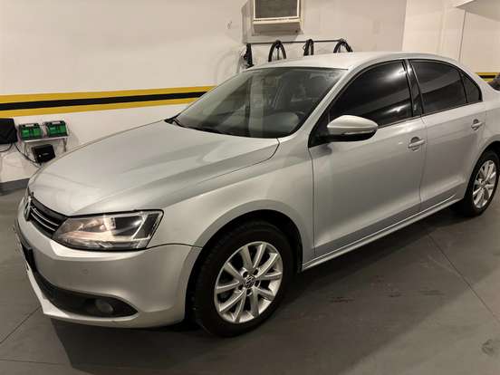 VOLKSWAGEN-JETTA-2011