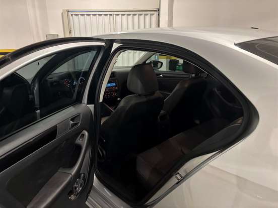 VOLKSWAGEN-JETTA-2011