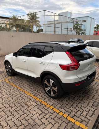 VOLVO-XC40-2022