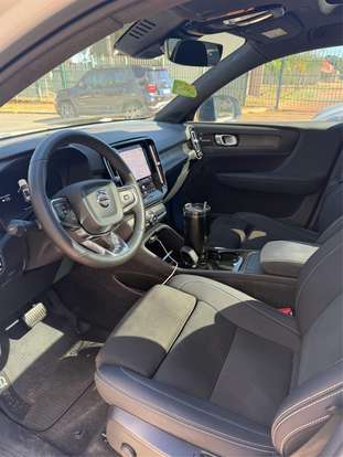 VOLVO-XC40-2022