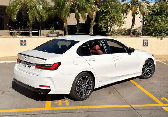 BMW-320i-2022