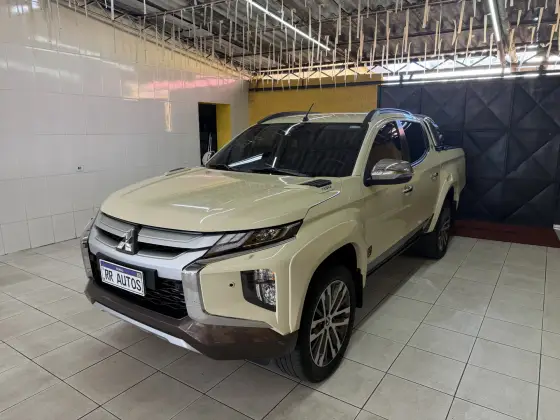 MITSUBISHI L200 TRITON 2.4 16V TURBO DIESEL SPORT HPE-S TERRA CD 4P 4X4 AUTOMÁTICO MITSUBISHI L200 TRITON 2.4 16V TURBO DIESEL SPORT HPE-S TERRA CD 4P 4X4 AUTOMÁTICO