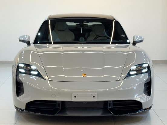 PORSCHE-TAYCAN-2021