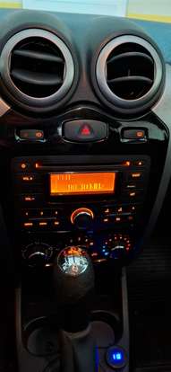 RENAULT-SANDERO-2012
