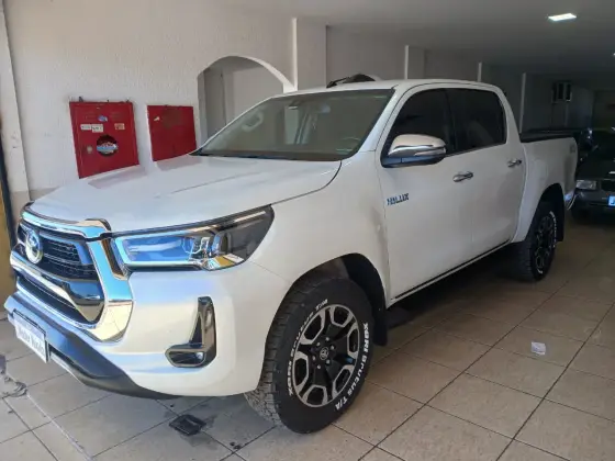 TOYOTA HILUX 2.8 D-4D TURBO DIESEL CD SRV 4X4 AUTOMÁTICO TOYOTA HILUX 2.8 D-4D TURBO DIESEL CD SRV 4X4 AUTOMÁTICO