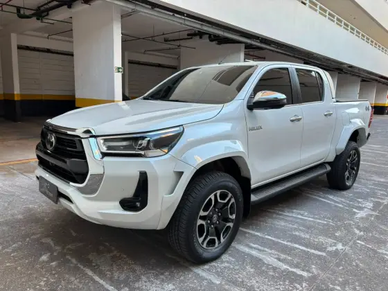 TOYOTA HILUX 2.8 D-4D TURBO DIESEL CD SRX PLUS 4X4 AUTOMÁTICO TOYOTA HILUX 2.8 D-4D TURBO DIESEL CD SRX PLUS 4X4 AUTOMÁTICO